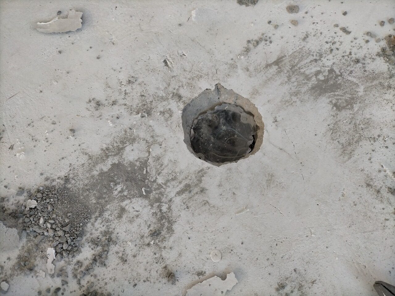 コンクリート床の穴