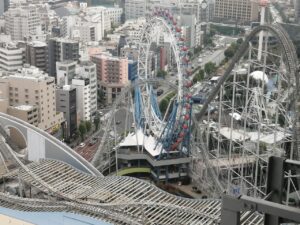 観覧車の向こうにスタジオ