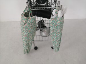 左袋は床にあたる