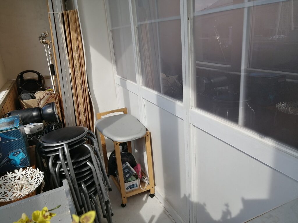 内窓の下の部分までしか光が入らない