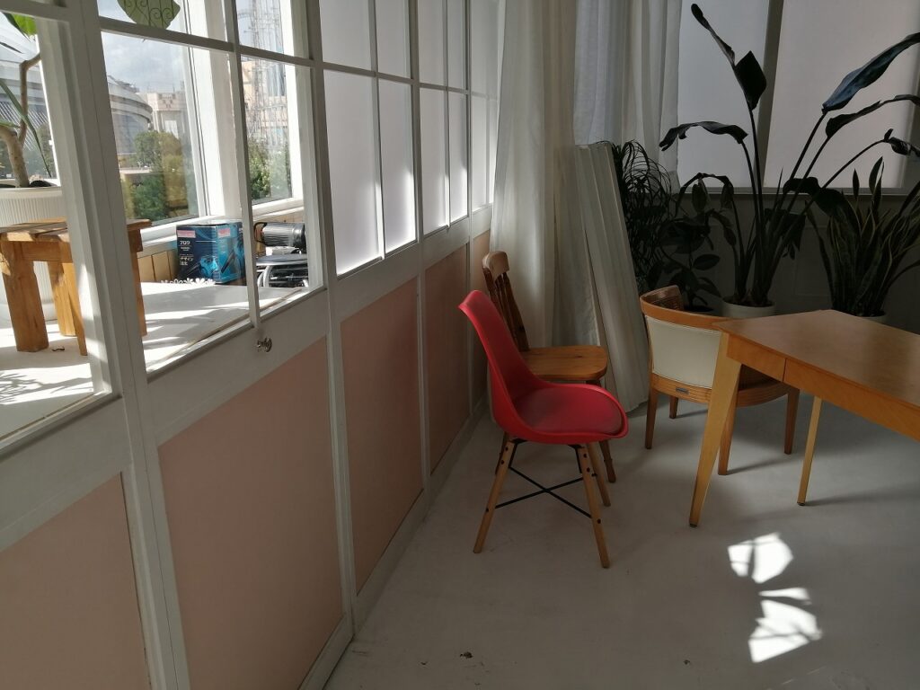 内窓の下の部分までしか光が入らない