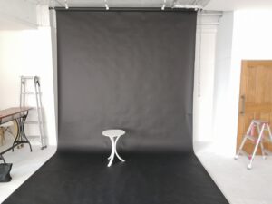バックペーパー白壁前