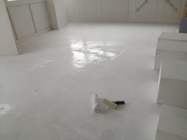白塗り床